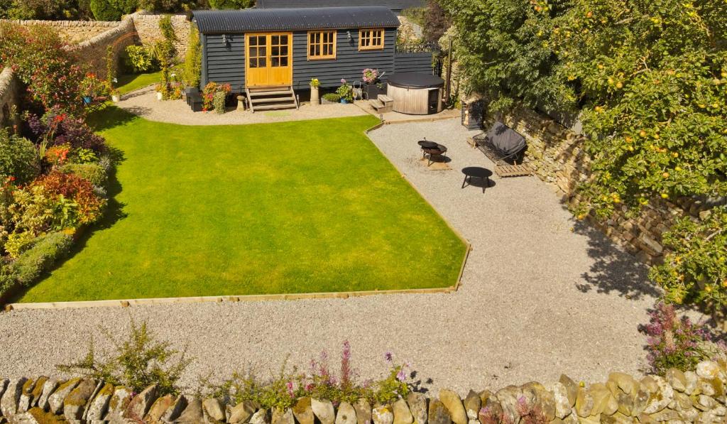 una vista aérea de un jardín con un cobertizo en FLORA Luxury Retreat, Private Garden, Views & Hot Tub, en Durham