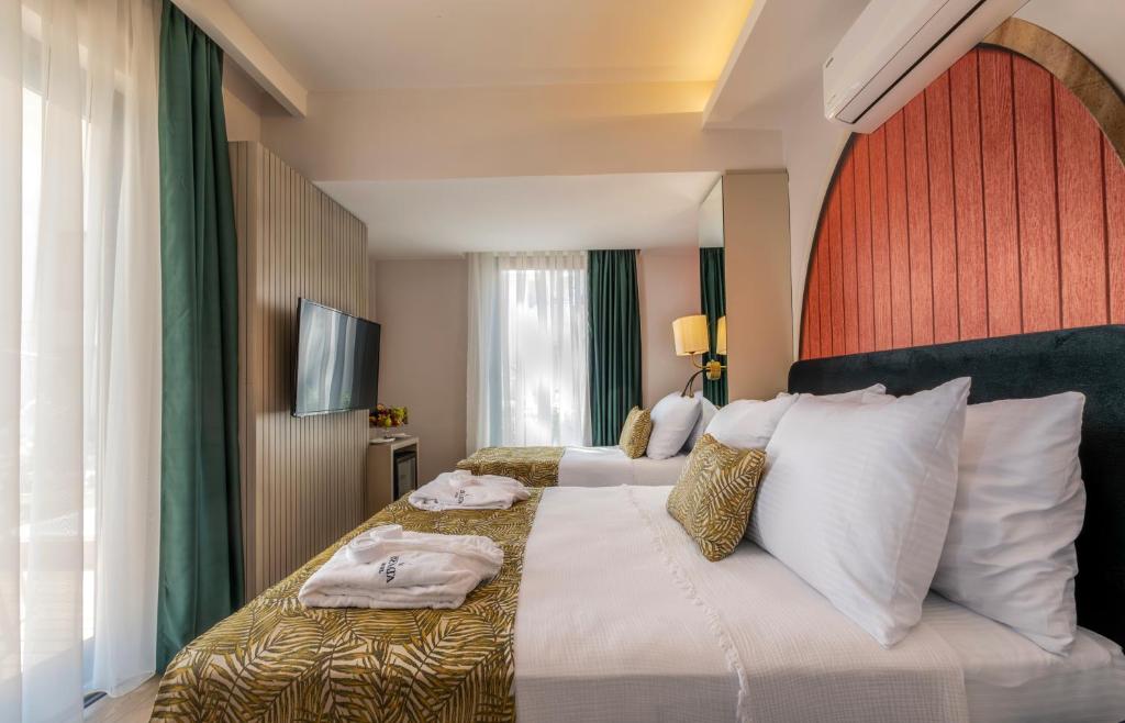 Postel nebo postele na pokoji v ubytování La Benata Beach Hotel