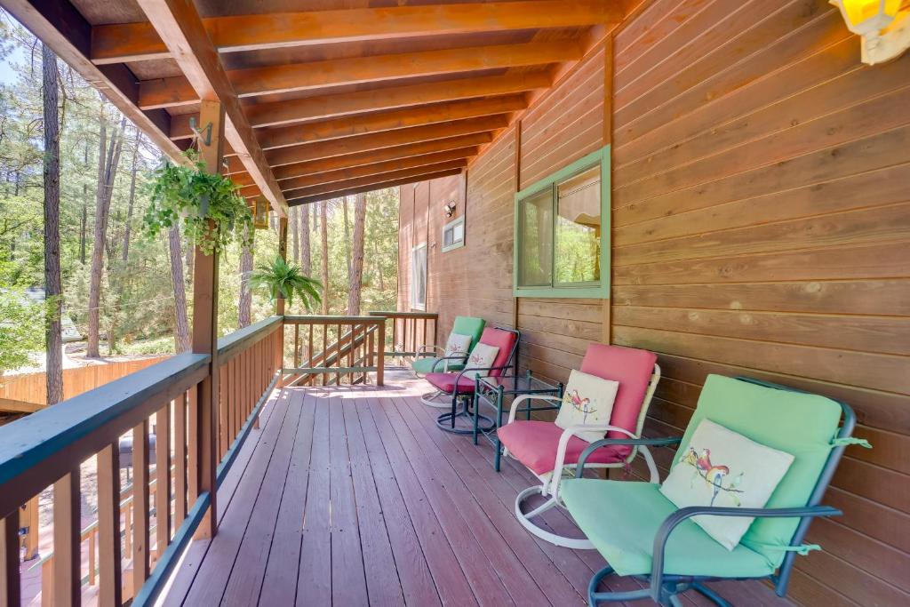 Balkón nebo terasa v ubytování Hikers Haven Pine Getaway with Wraparound Deck!