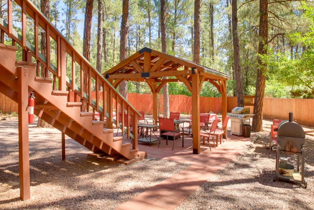 Zahrada ubytování Hikers Haven Pine Getaway with Wraparound Deck!