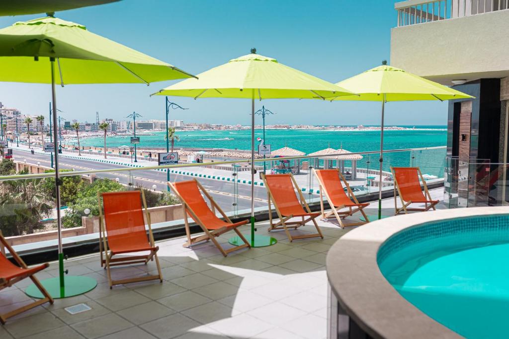 Бассейн в Delmar Hotel Matrouh или поблизости