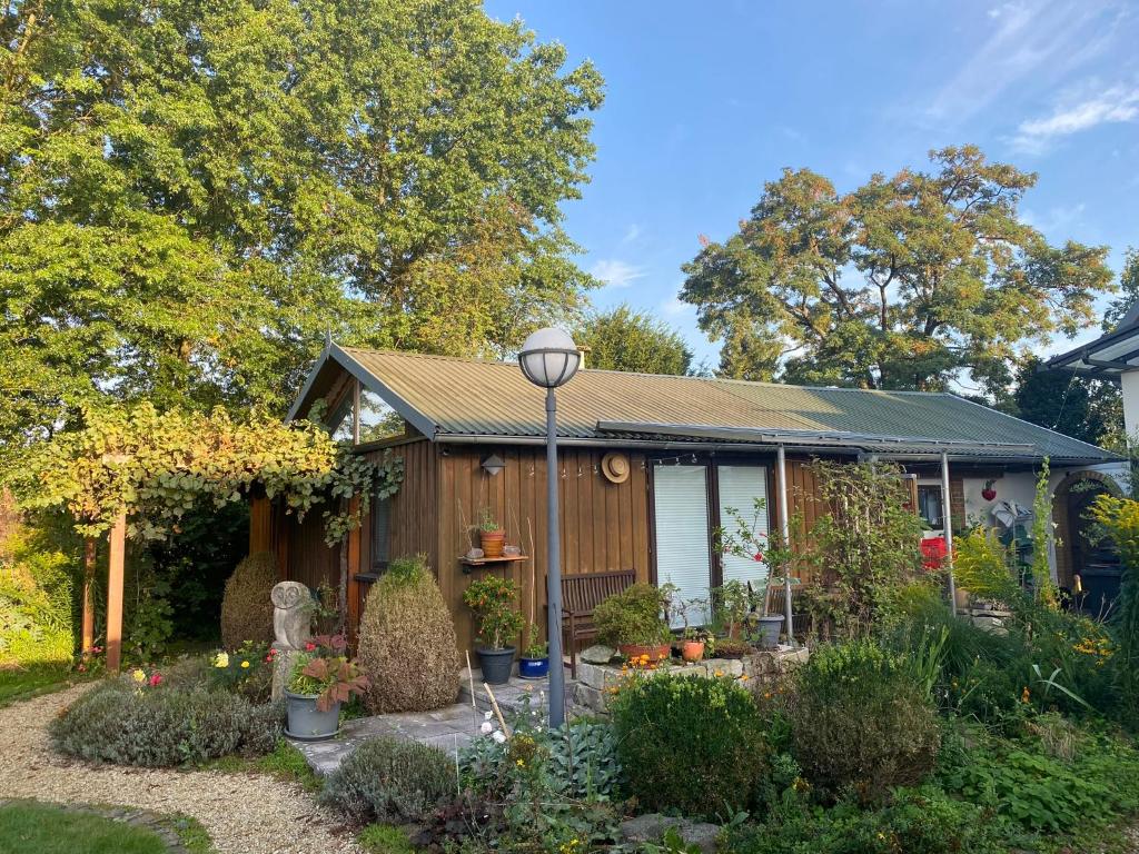 a small house with a garden in front of it at Erichshagener Ferienlaube in Erichshagen