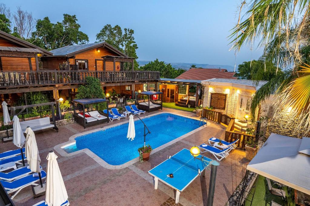 una vista aérea de una piscina en una casa en The Pearl of the Golan - Pnina BaGolan, en Had Nes