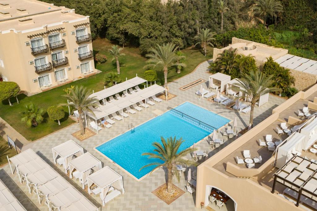 uma vista aérea de um hotel com uma piscina em Almazino, Almaza Bay em Mājid Abū Zayd