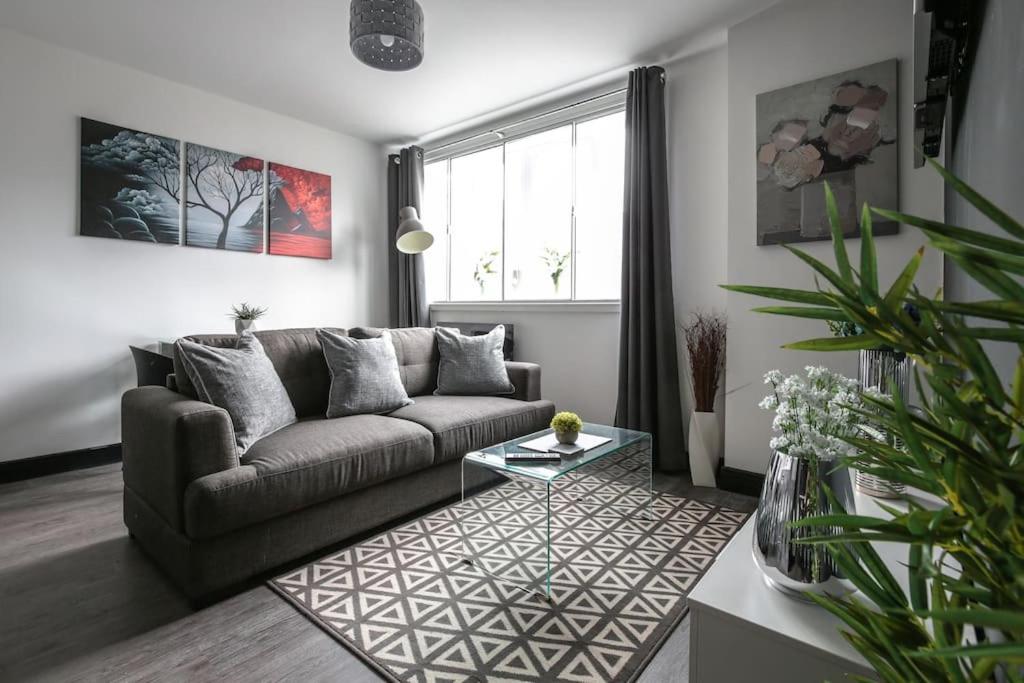 ein Wohnzimmer mit einem Sofa und einem Tisch in der Unterkunft *Liverpool City Centre Modern Stylish Apartment in Liverpool