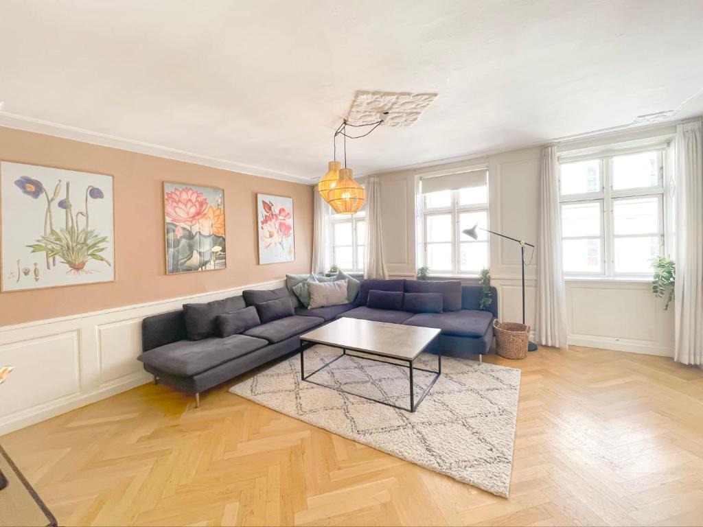 sala de estar con sofá y mesa en Large Flat with 4 Bedrooms in Copenhagen en Copenhague