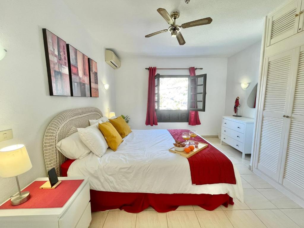 Postel nebo postele na pokoji v ubytování Seaview Townhouse in Puerto Santiago & Los Gigantes