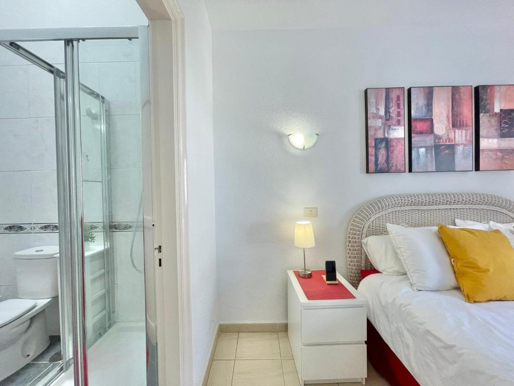 Postel nebo postele na pokoji v ubytování Seaview Townhouse in Puerto Santiago & Los Gigantes