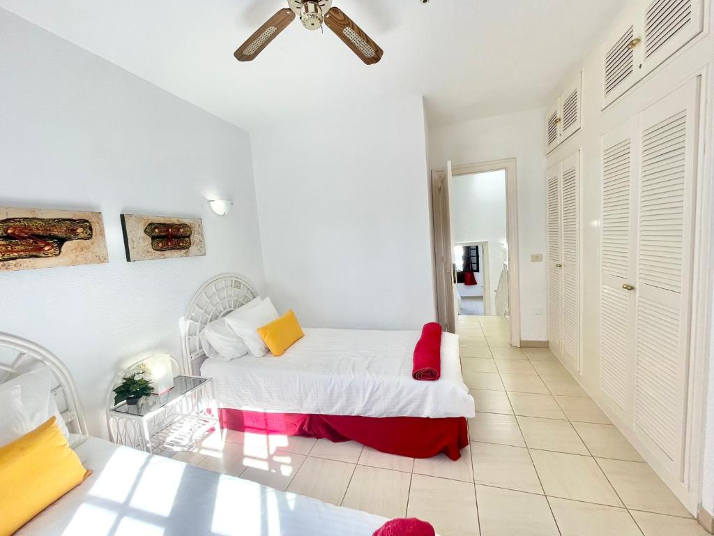 Postel nebo postele na pokoji v ubytování Seaview Townhouse in Puerto Santiago & Los Gigantes