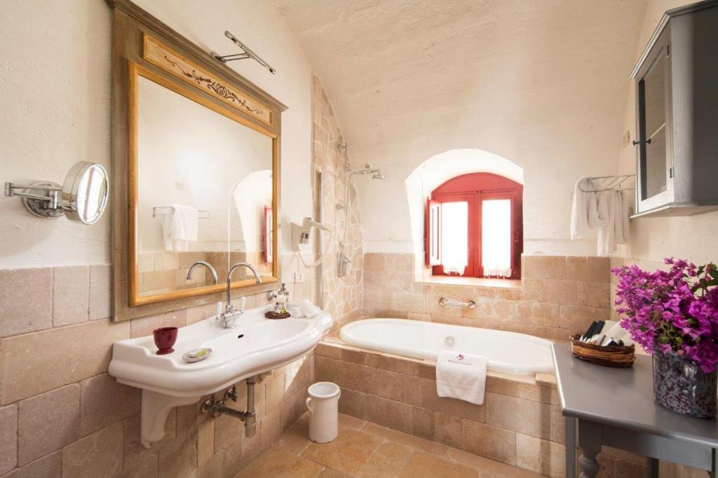 A bathroom at Masseria Torre Coccaro