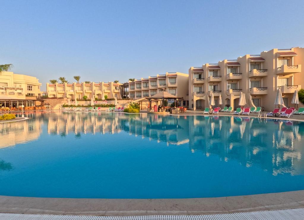 Bazén v ubytování Ivy Cyrene Sharm Resort Adults Friendly Plus 13 nebo v jeho okolí