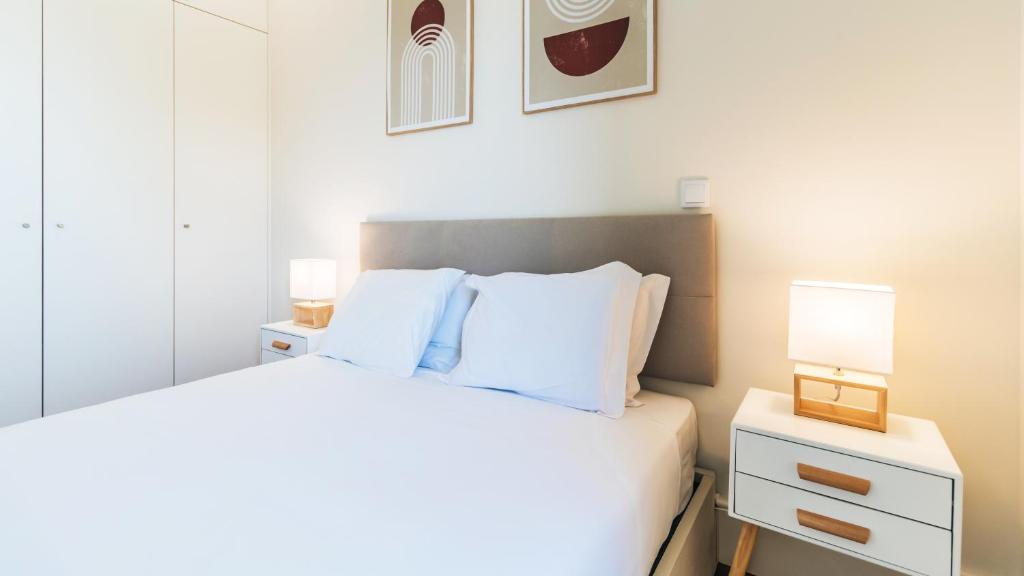 Postel nebo postele na pokoji v ubytování Terrace Pool Apartment Oporto by LovelyStay