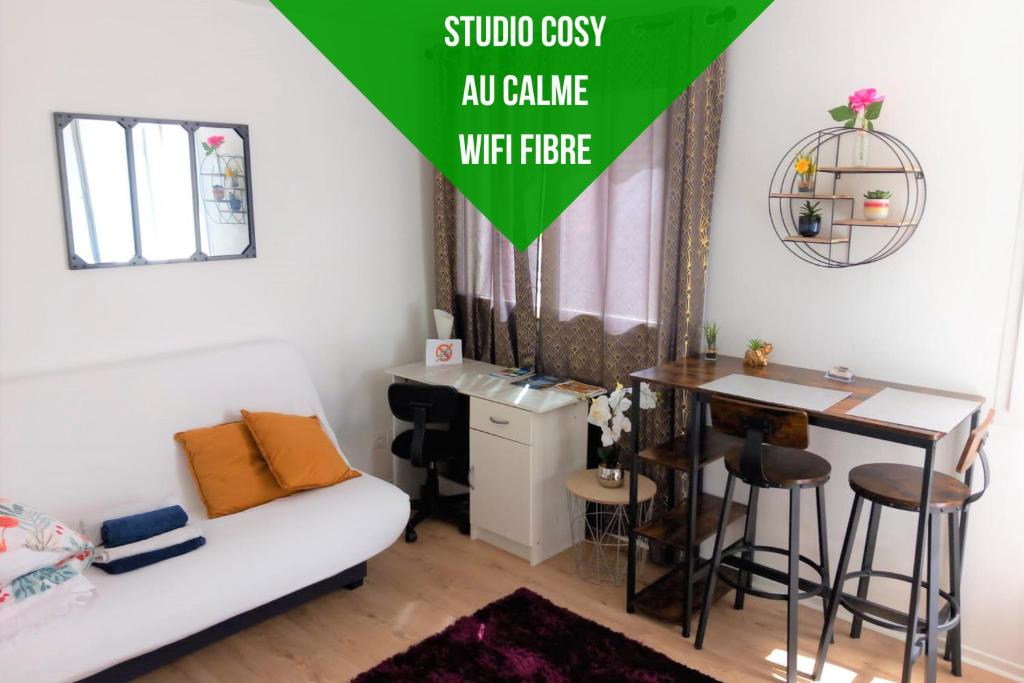 un piccolo appartamento con un divano bianco e un tavolo di Le Zen -studio tout équipé- WIFI Fibre-centre ville a Tarbes