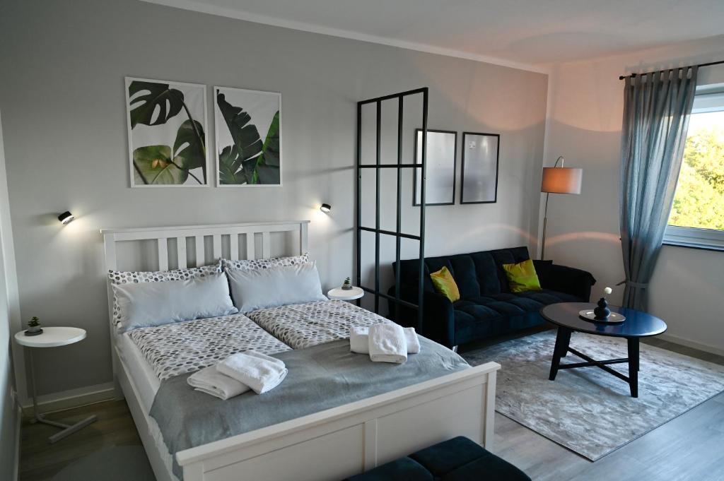 1 dormitorio con 1 cama y sala de estar en Modernes Apt mit direkter Anbindung zur City und Messe, en Hannover