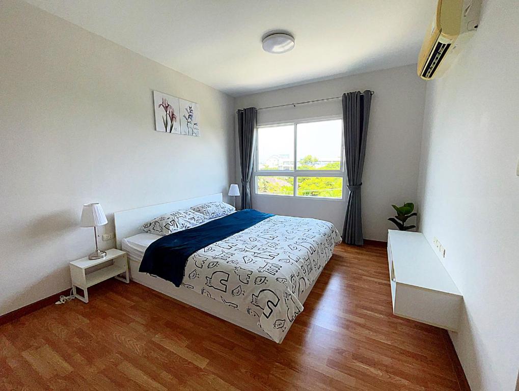 華欣的住宿－The Trust condo 2 bed room Hua hin，一间卧室设有一张床和一个大窗户