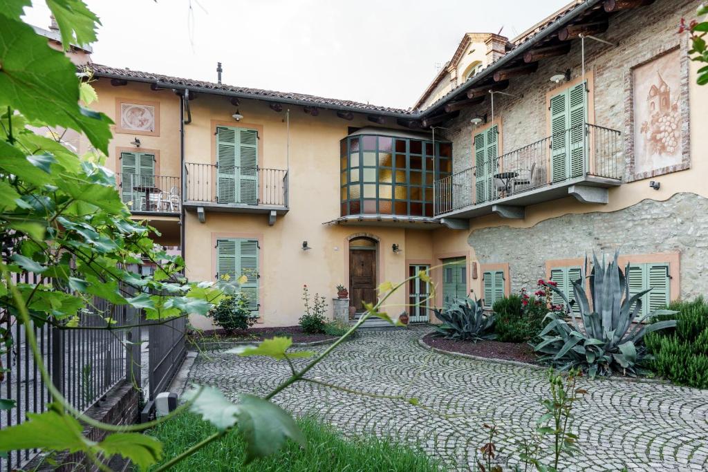 モンフォルテ・ダルバにあるResidenza Isolinaの中庭付きの家の外観