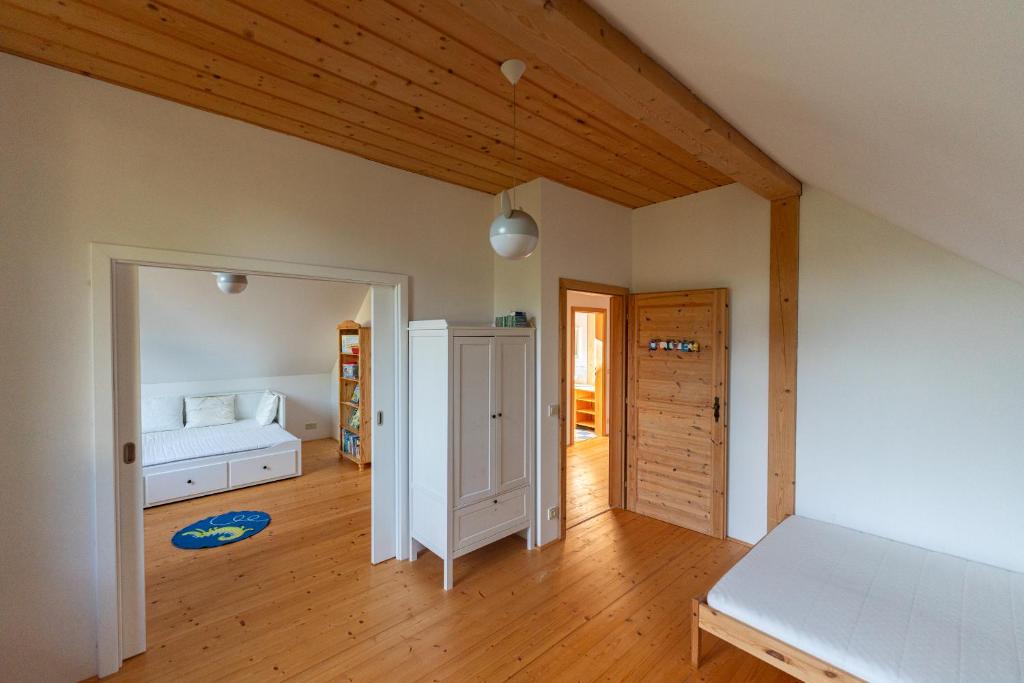 Postel nebo postele na pokoji v ubytování Moderní šumavská roubenka s výhledem na Boubín