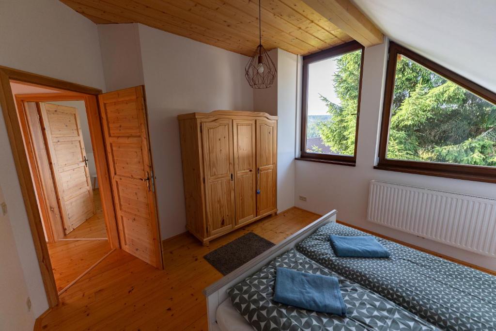 Postel nebo postele na pokoji v ubytování Moderní šumavská roubenka s výhledem na Boubín