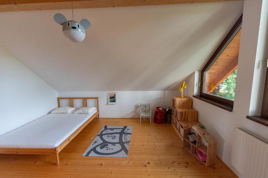 Postel nebo postele na pokoji v ubytování Moderní šumavská roubenka s výhledem na Boubín