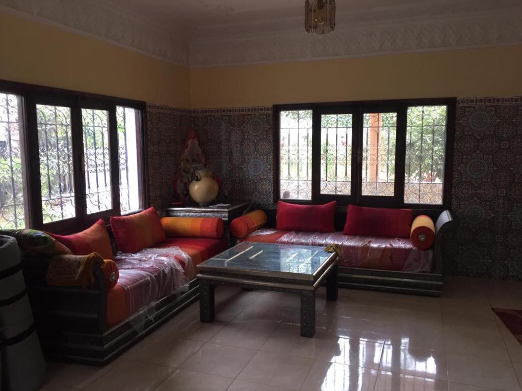 - un salon avec un canapé et une table basse dans l'établissement Villa SLS privé avec piscine privée, à Ourika