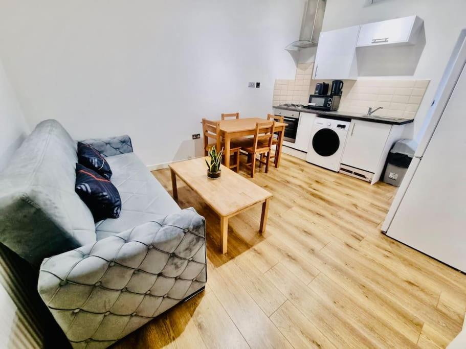 Apartment Flat 2 Mornington Crescent, 2 Bed, 1 Bath, London, UK ...