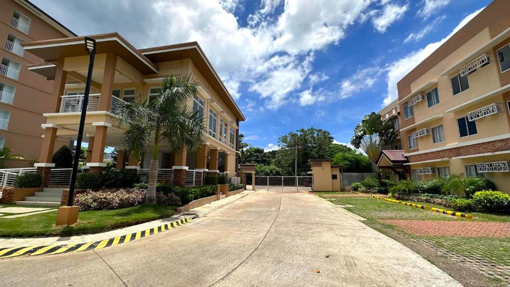 uma entrada em frente a um edifício de apartamentos em 2 Bedroom and 1 Bedroom Apartments with Private Pool and Gym em Puerto Princesa