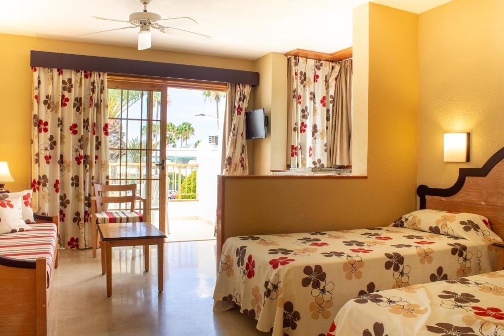 Postel nebo postele na pokoji v ubytování Apartamentos El Beril Costa Adeje