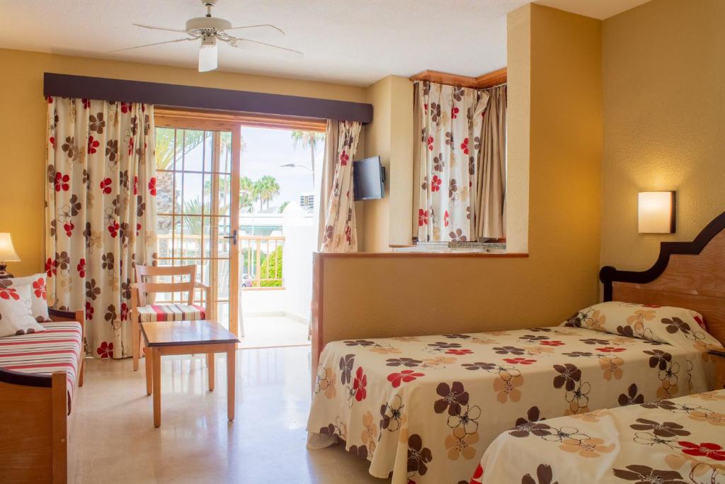 Postel nebo postele na pokoji v ubytování Apartamentos El Beril Costa Adeje