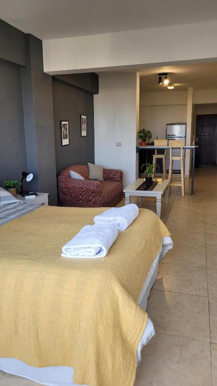 1 dormitorio con 2 camas y toallas. en La vista, departamento cómodo y acogedor en Salta