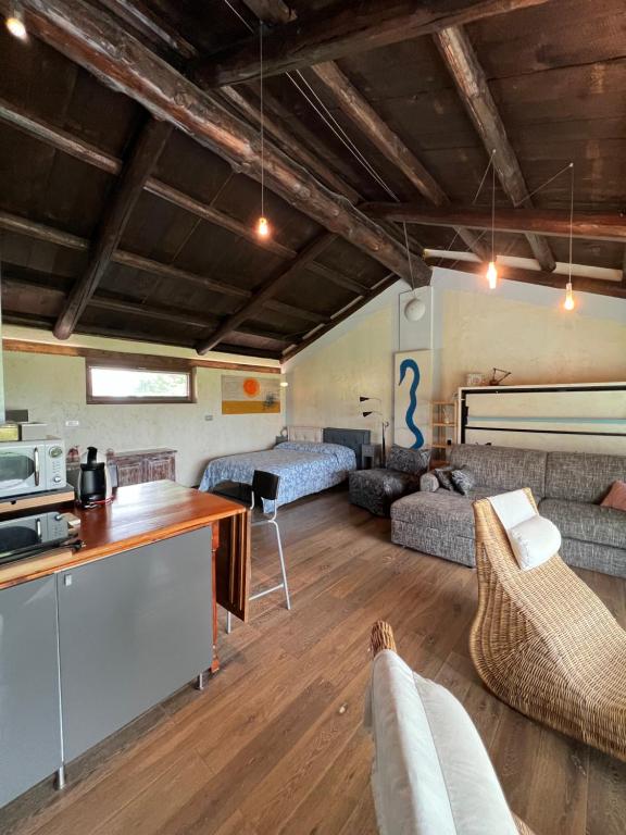 uma sala de estar com dois sofás e uma cozinha em Casa del Bosco em Busca