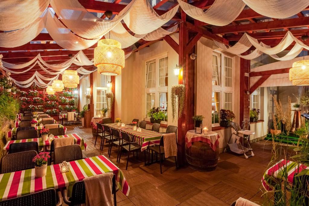 Reštaurácia alebo iné gastronomické zariadenie v ubytovaní Małopolanka & Spa