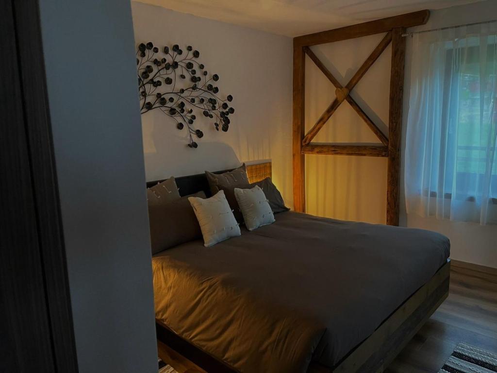 1 dormitorio con 1 cama en una habitación con ventana en Casa Rodi en Siror