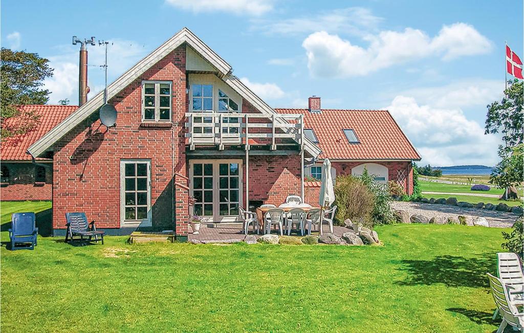 Casa de ladrillo grande con porche y patio en Frgegaard en Arup