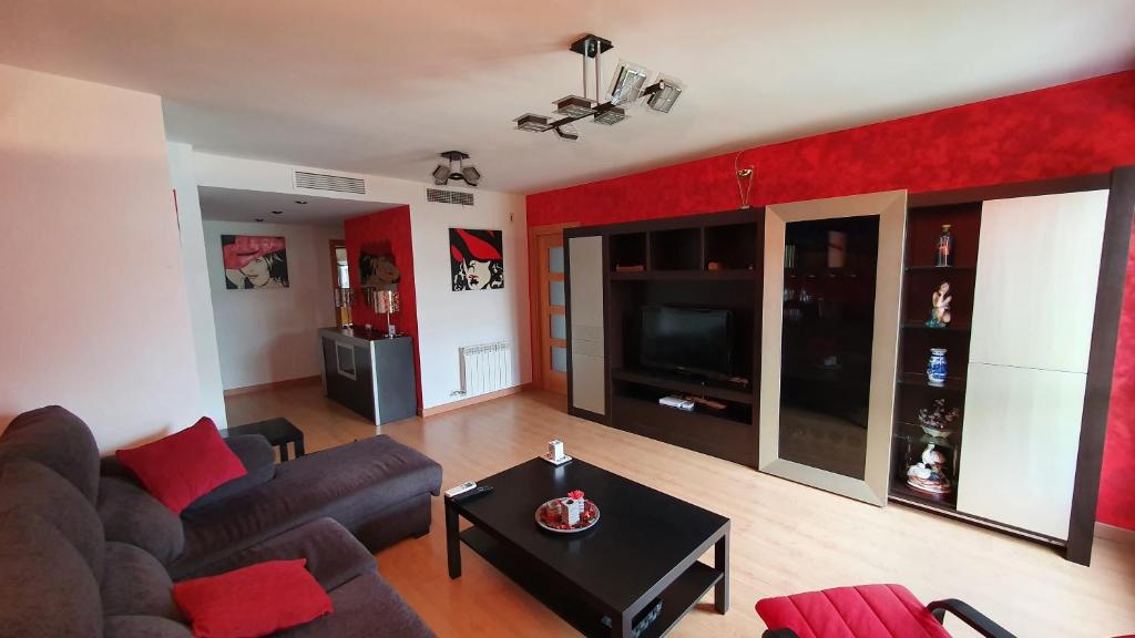 Diana´s Luxury Apartment في توريخون ذي أرذوث: غرفة معيشة مع أريكة وتلفزيون