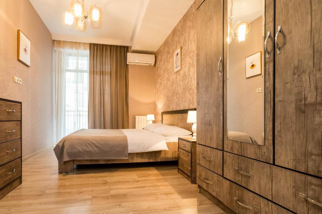 um quarto com uma cama e um espelho grande em The Urban Retreat em Tbilisi