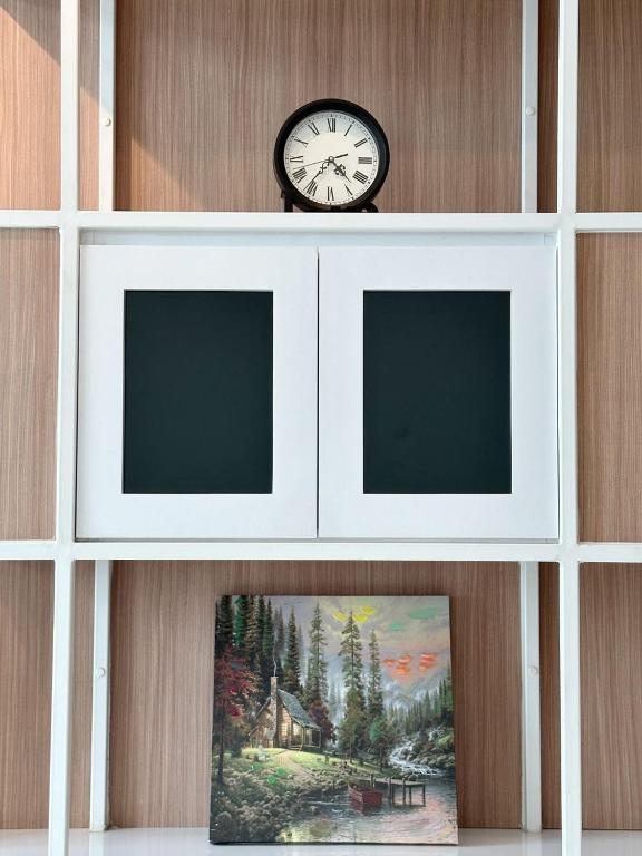 TV a/nebo společenská místnost v ubytování Cozy couple apartment suite