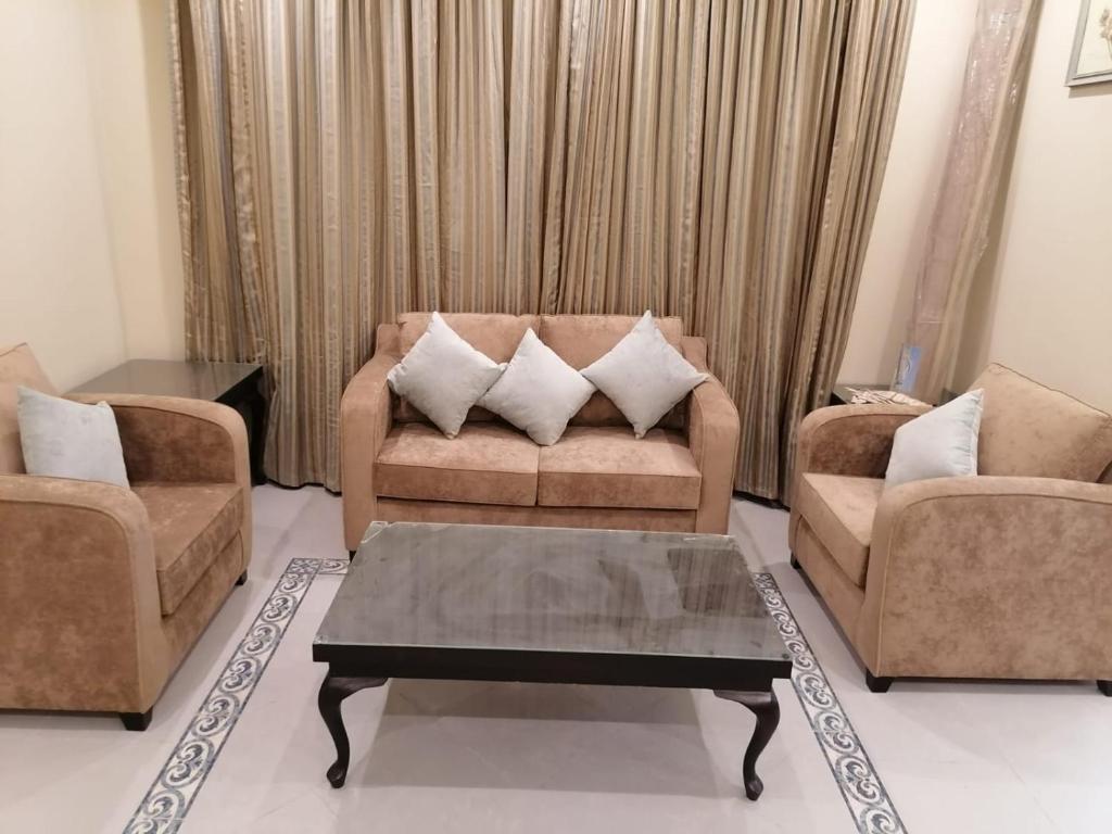 uma sala de estar com dois sofás e uma mesa de centro em الناصر em Jeddah