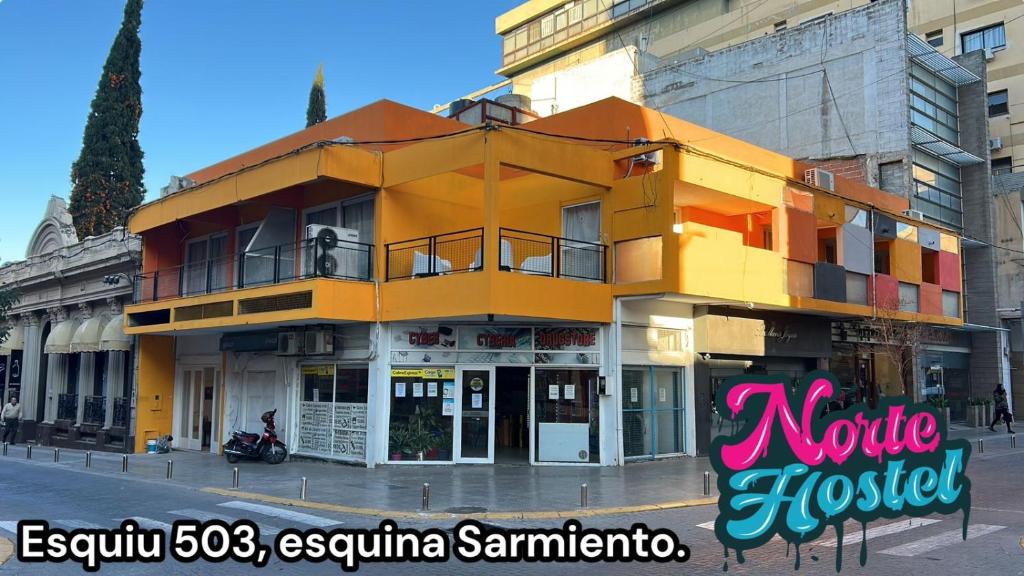 un bâtiment coloré sur le côté d'une rue dans l'établissement NORTE HOSTEL, à San Fernando del Valle de Catamarca