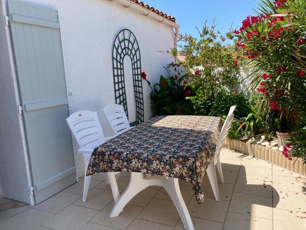 einen Tisch und Stühle auf einer Terrasse in der Unterkunft Maison de charme à Chaucre in Chaucre