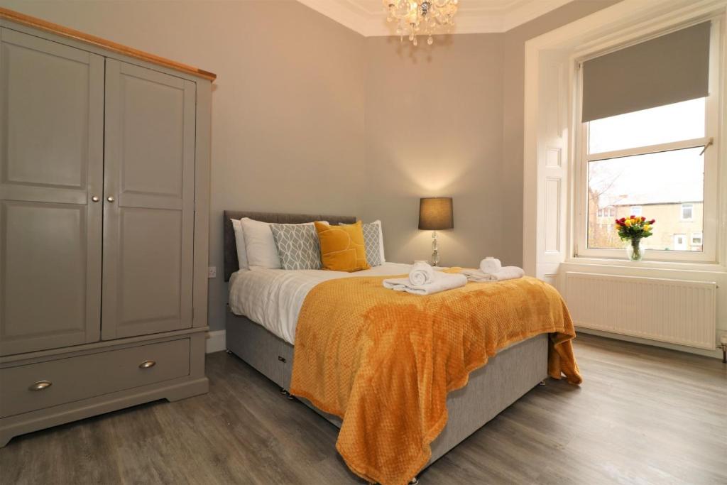 Un pat sau paturi într-o cameră la Signature - Linden House Flat 4
