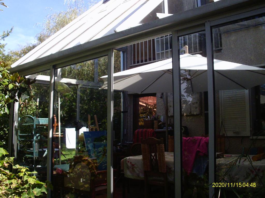 un patio con sombrilla y mesa en torres, en Villecresnes