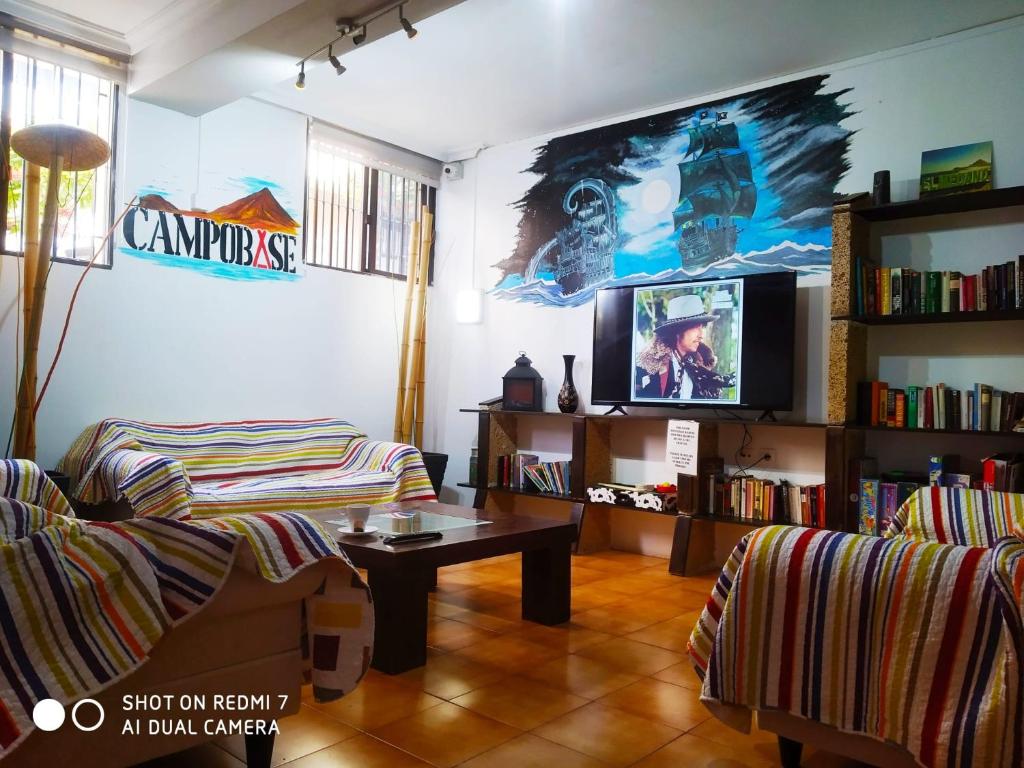 a living room with a couch and a tv at Campobase.box in El Médano