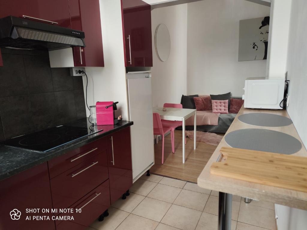 uma cozinha e sala de estar com uma mesa e um sofá em Appartement quai de Joliette/ mucem/major em Marselha