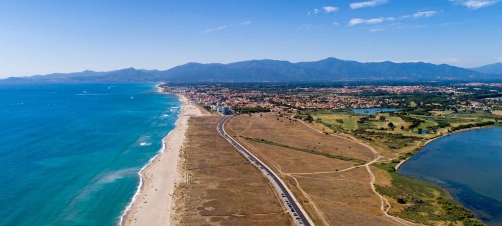 una vista aérea de la playa y del océano en Saint Cyprien Sud Méditerranée, en Saint-Cyprien