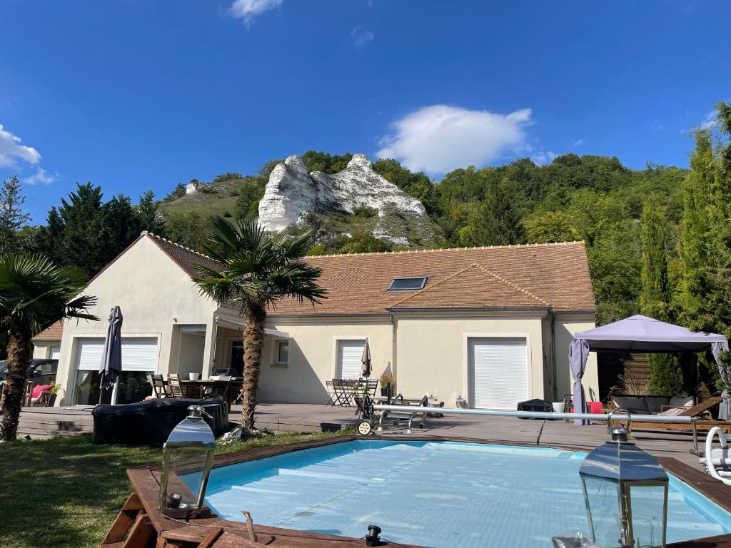 uma casa com piscina em frente a uma montanha em Maison bonheur proche GIVERNY et top pour télétravail 