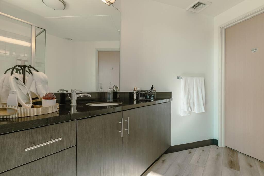 Foto dalla galleria di High Rise 2 Bedroom Apartment with free parking a Los Angeles