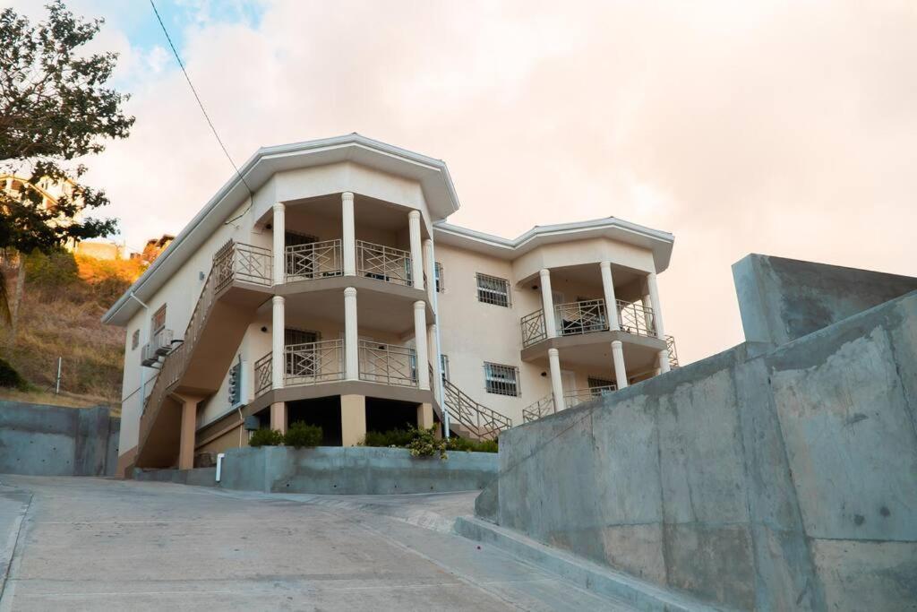 un edificio blanco con balcones en un lateral en SkylineSuites Lost in Paradise - FA4, en Grand Anse