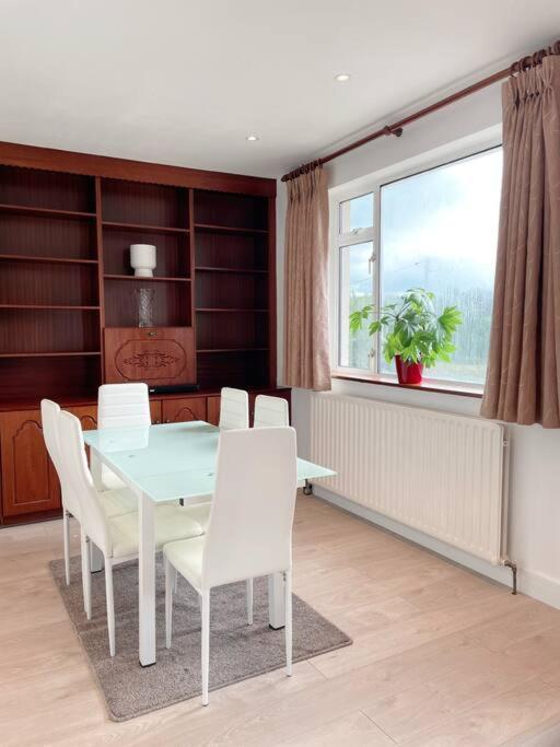 Fotografie z fotogalerie ubytování Quiet self-catering holiday home with surrounding lakes v destinaci Bailieborough