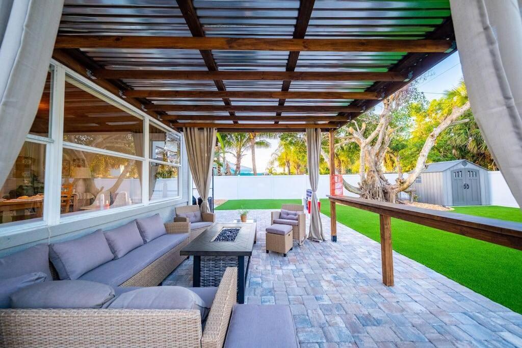 Istumisnurk majutusasutuses Steps to Beach! Putting Green, Game Room!