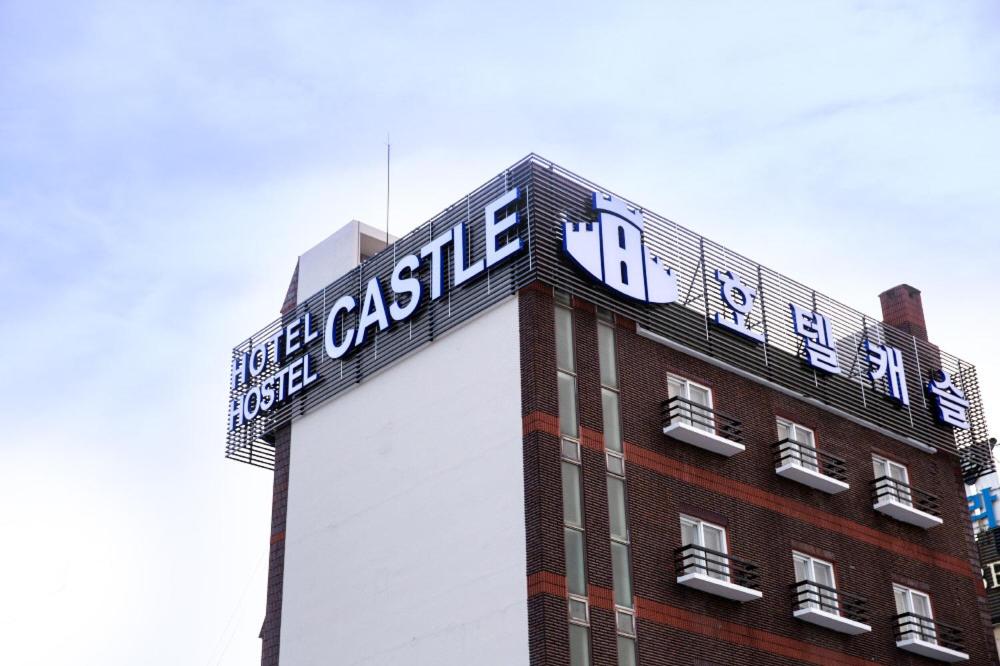 um edifício com uma placa no topo em Hotel Castle em Suncheon